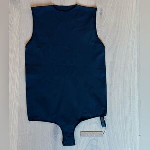 NWT SKIMS essentials crew neck sleeveless bodysuit black small